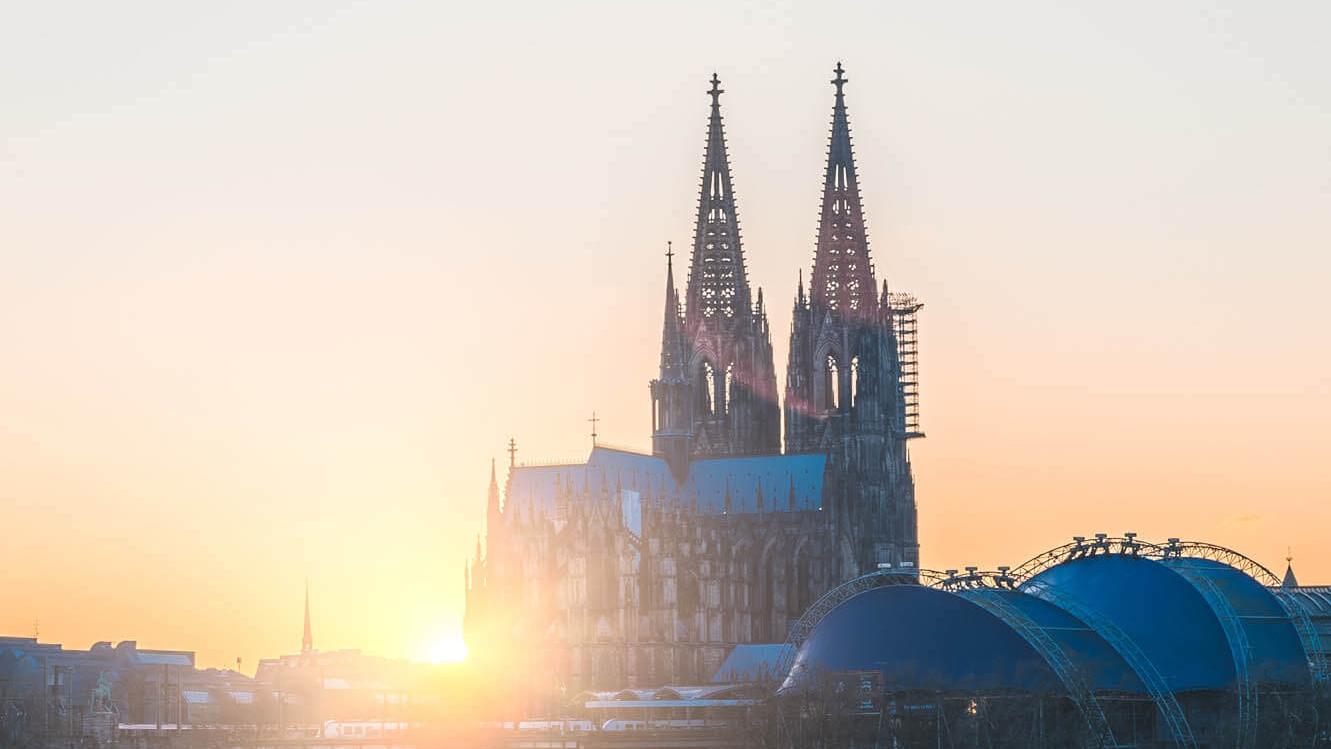 Der Kölner Dom bei Sonnenuntergang (c) Photo by Glenn Carstens-Peters on Unsplash